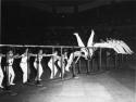 La section spéciale de gymnastique de la Garde républicaine exécutant une figure en cascade lors d'une matinée sportive