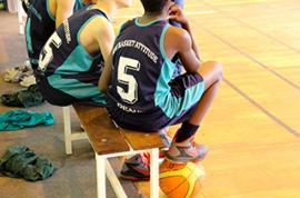 Le basket-ball, un des sports collectifs que propose la FSCF